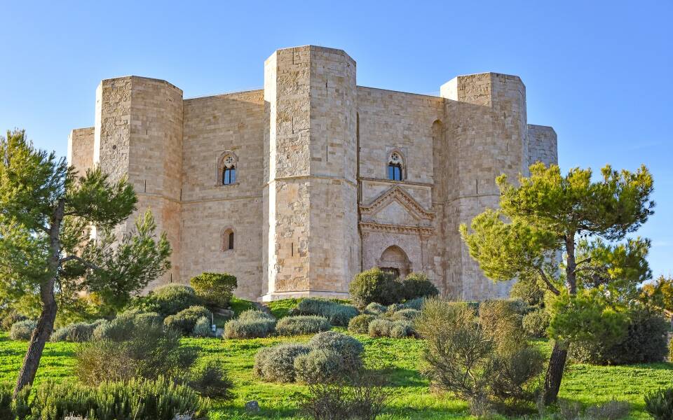 Castel del Monte, Puglia: between Fibonacci, esotericism and history