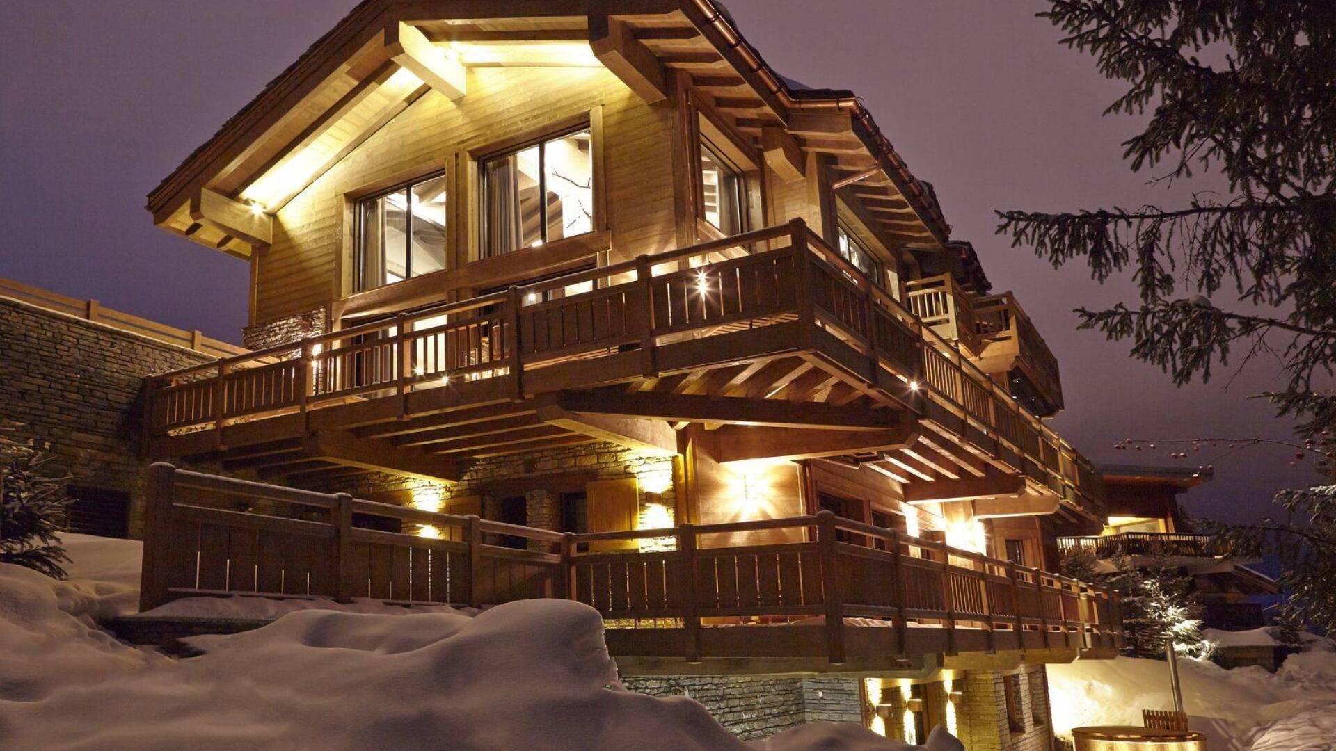 luxury mountain ski resort chalet Cèdre Rouge for weekly rentals in Courchevel, French Alps