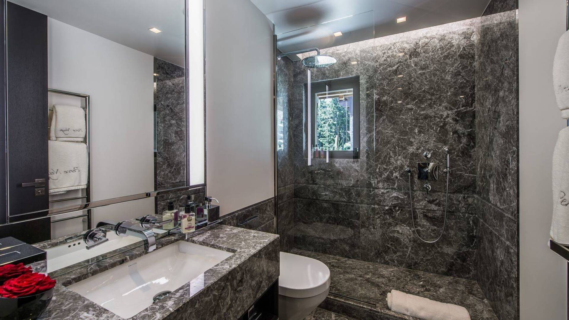 en suite bathroom with walk-in shower