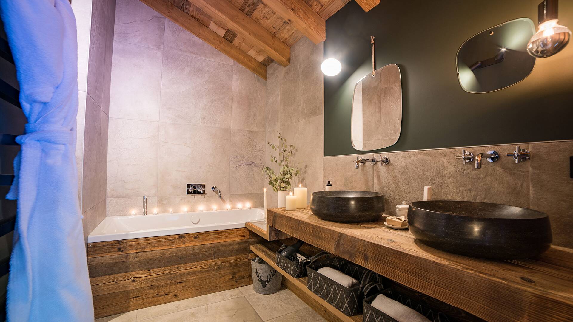 en suite bathroom with bath tub and double lavabo