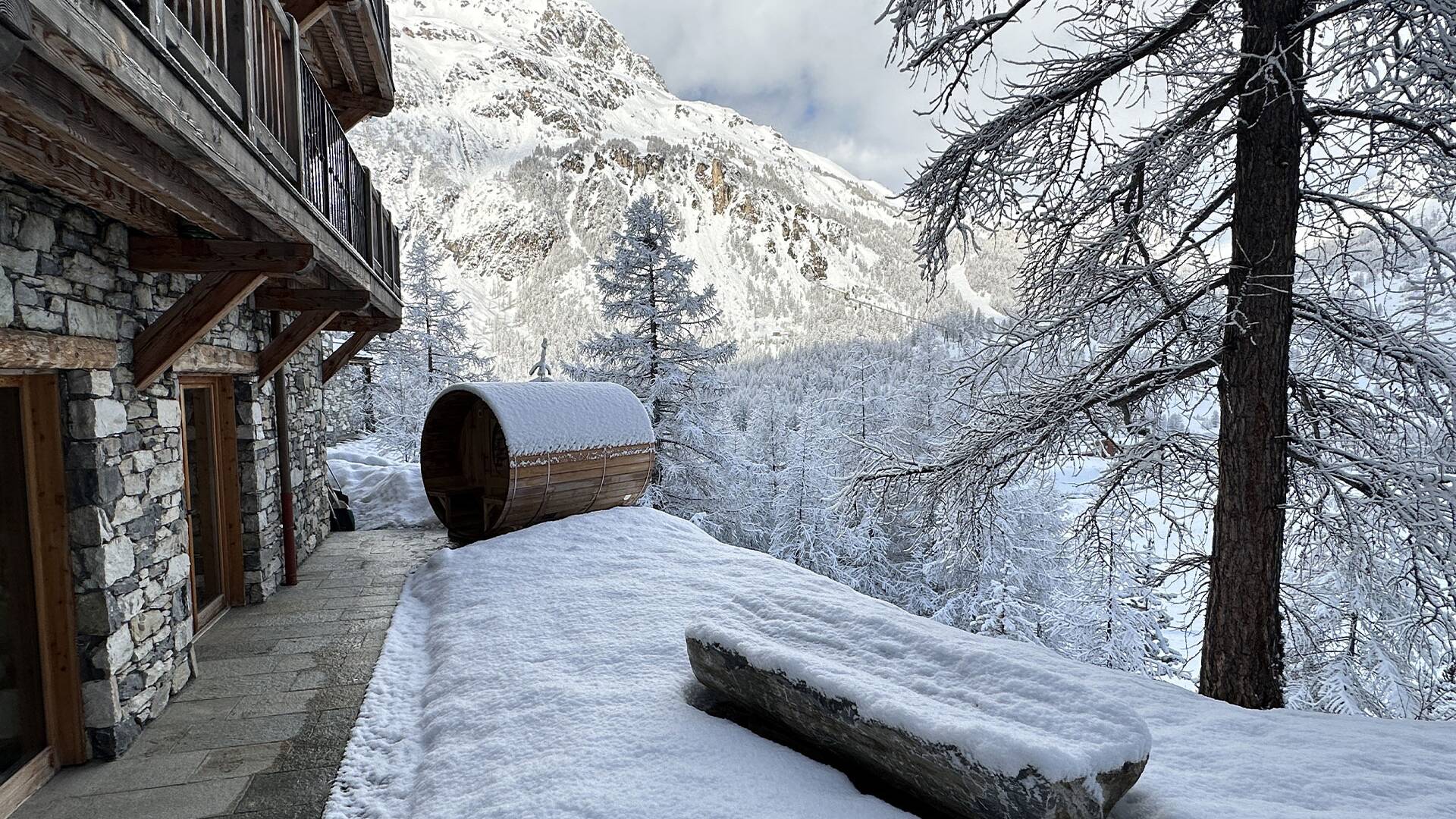luxury ski resort Chalet Acacia for weekly rental in France, French Alps