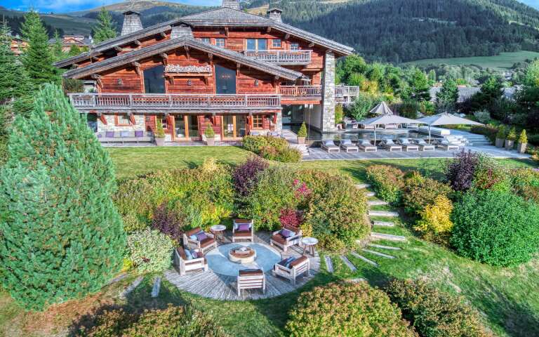 top luxury ski resort Chalet Bois du Roi for weekly rentals in Megéve, France, French Alps