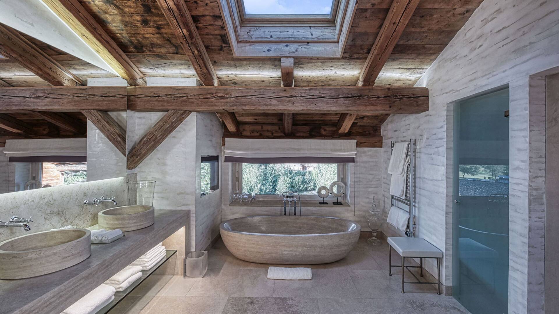 en suite bathroom with double lavabo and bath tub