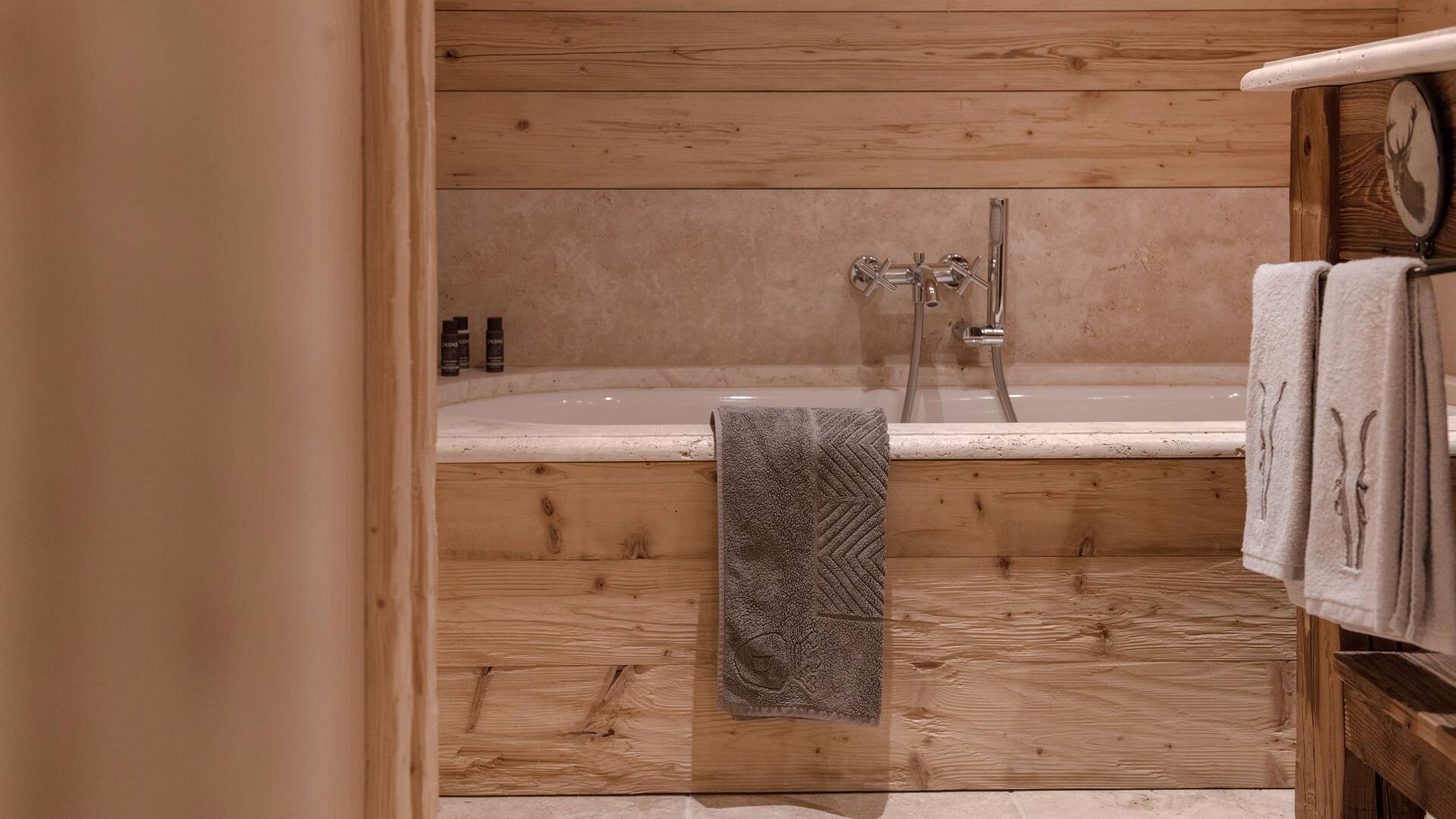 bathroom with bath tub