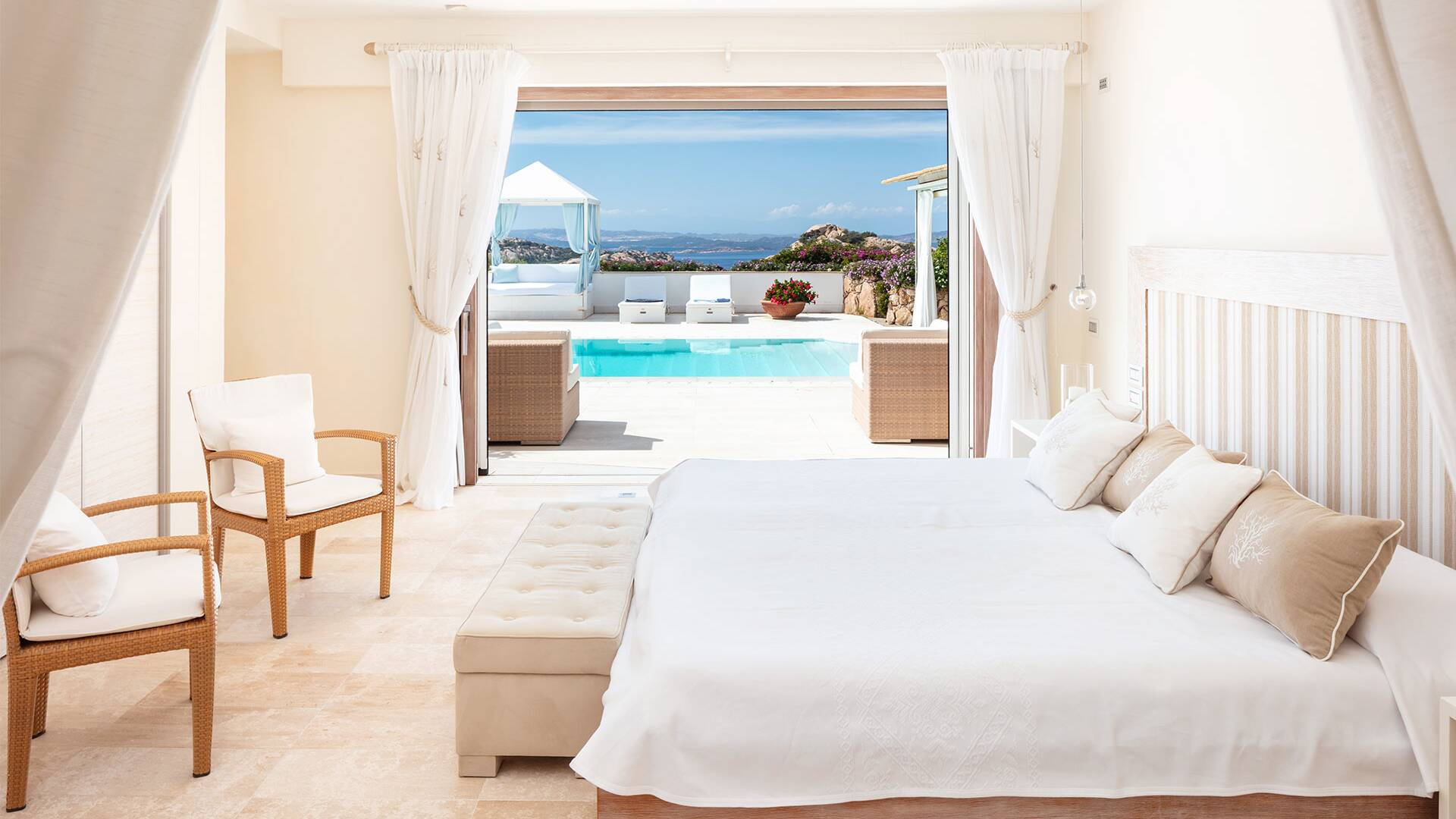 exclusive double bedroom with pool and sea view