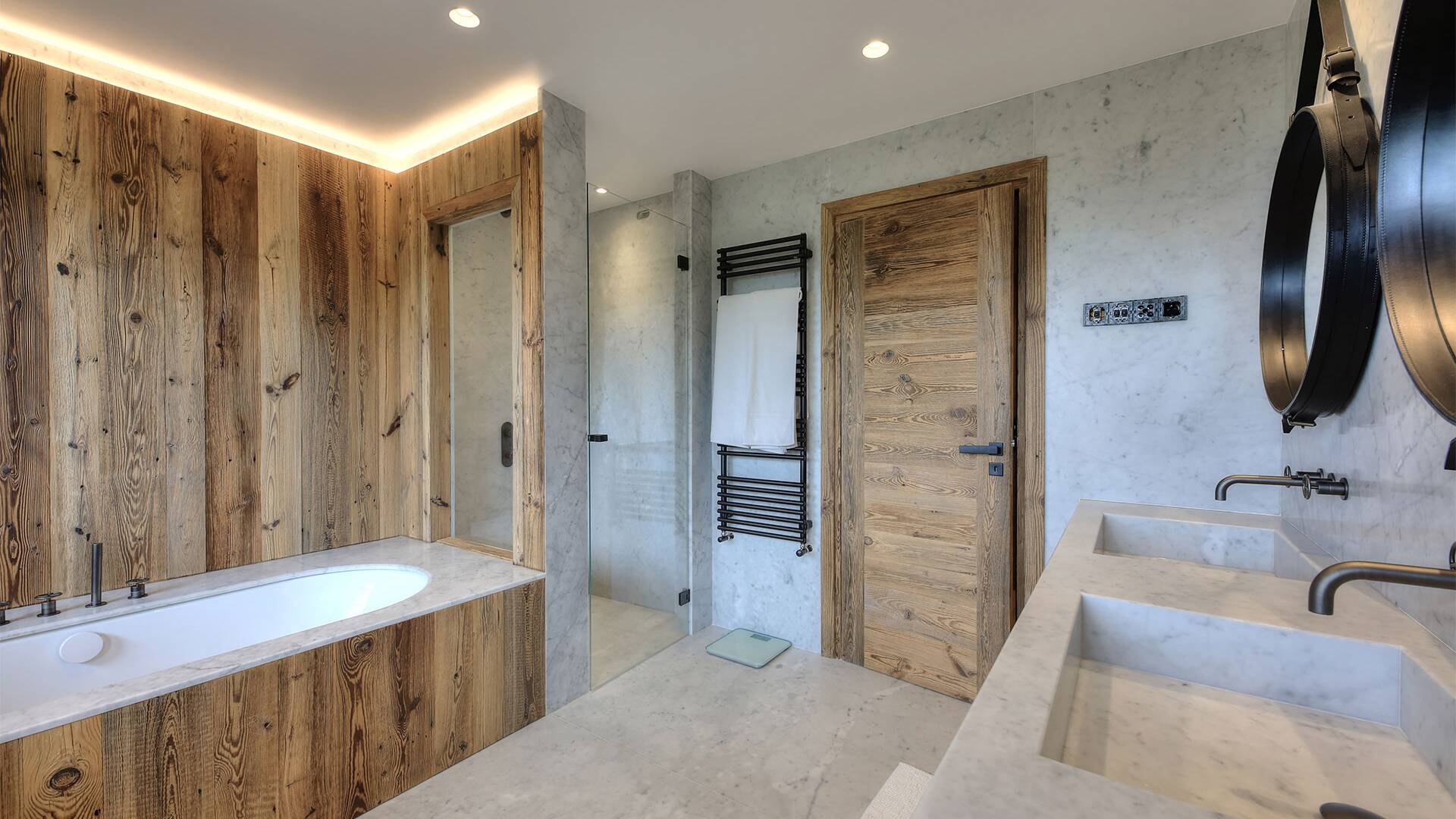 en suite bathroom with double lavabo and bath tub