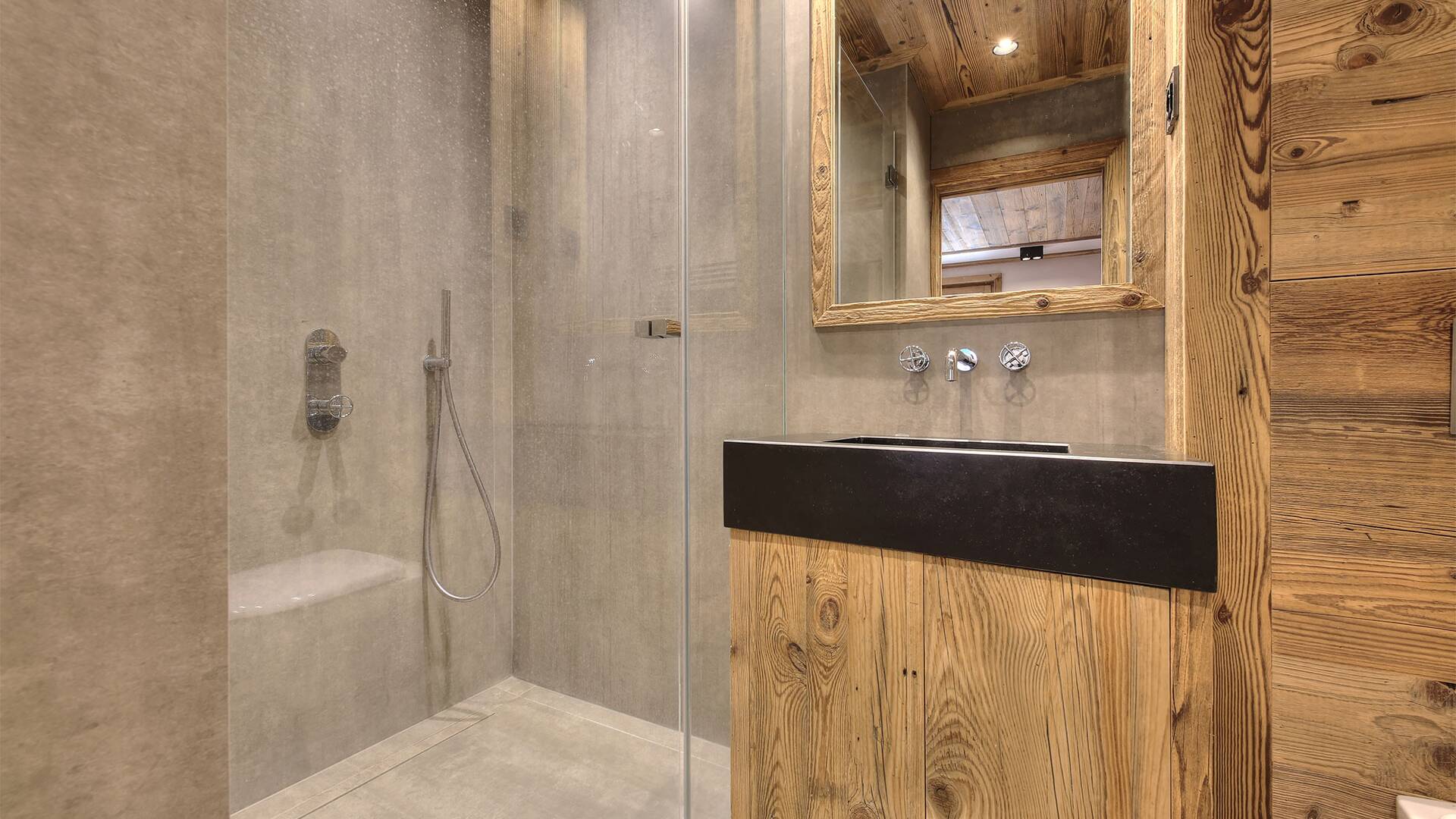 en suite bathroom with walk-in shower