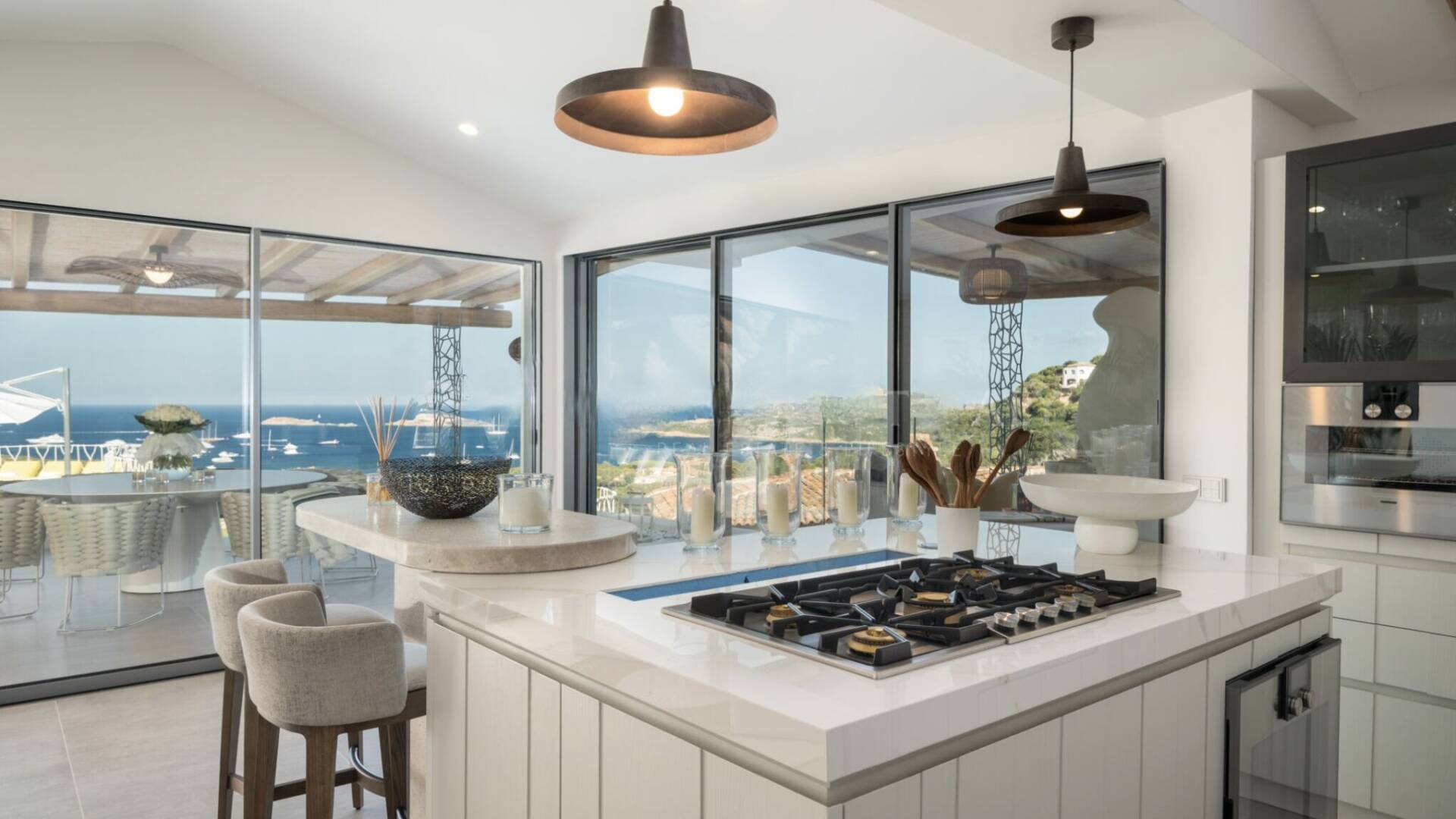 fully equipped kitchen with sea view 