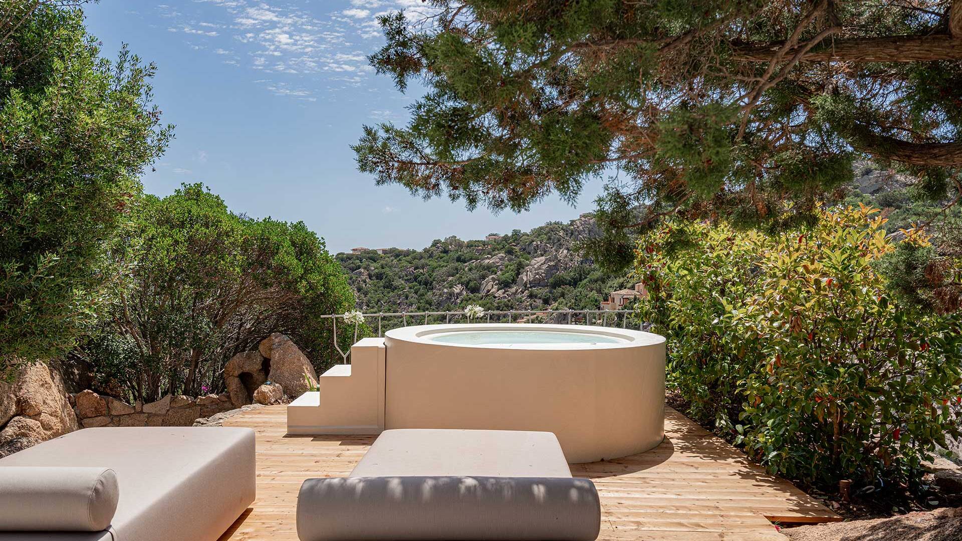 luxury holiday villa in Sardinia with outdoor jacuzzi garden 