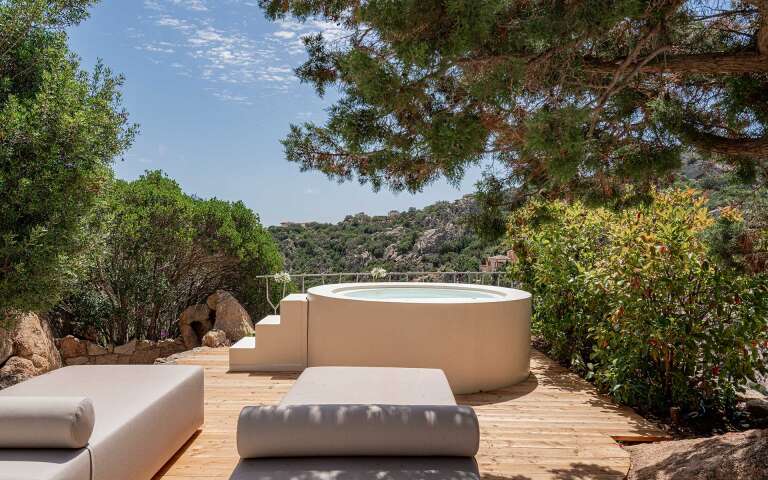 luxury holiday villa in Sardinia with outdoor jacuzzi garden 