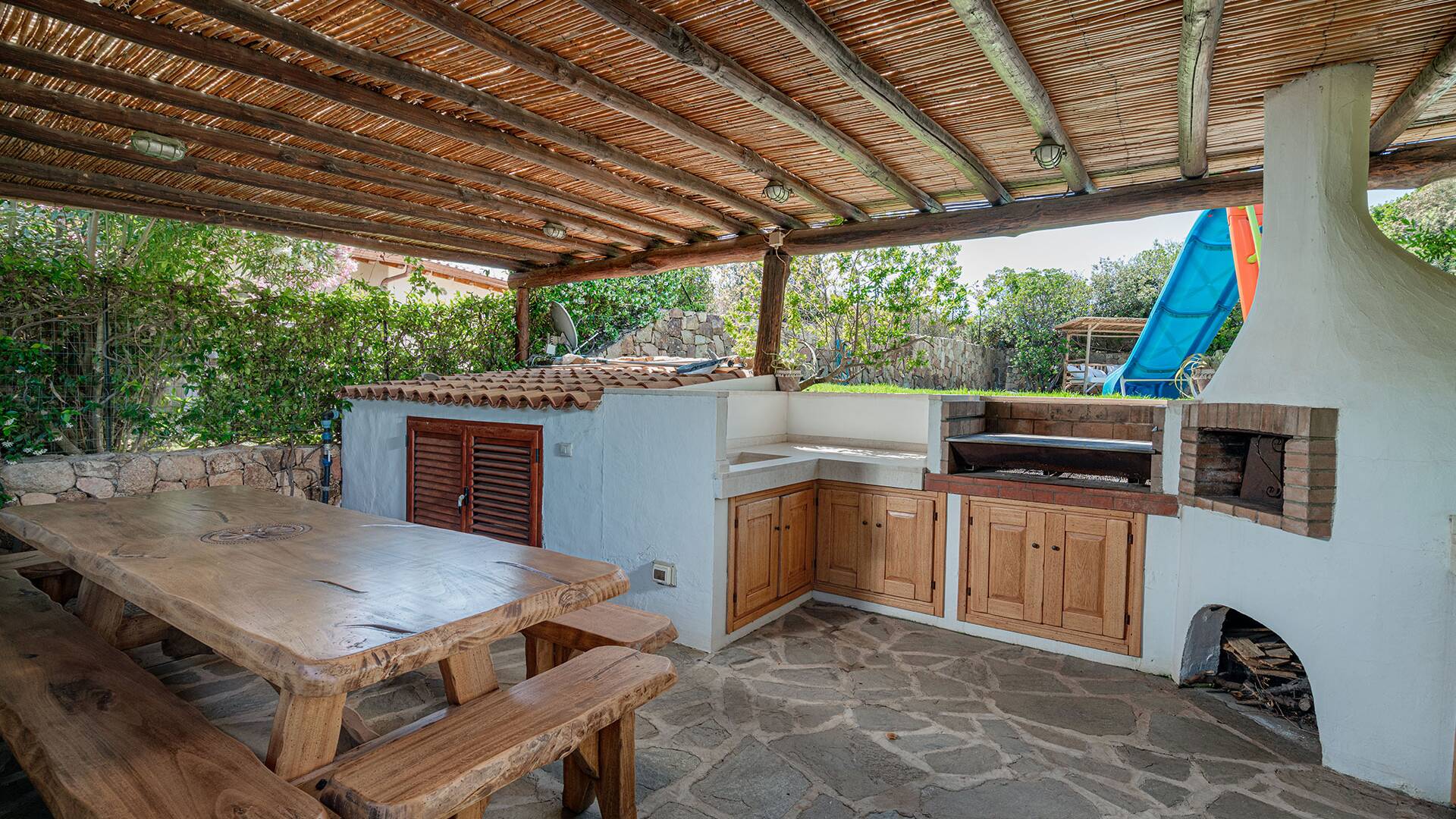 outdoor kitchen with pizza oven