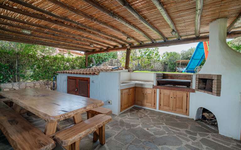 outdoor kitchen with pizza oven