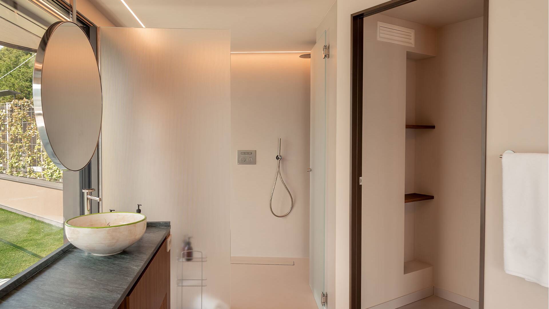 upper floor, en suite bathroom