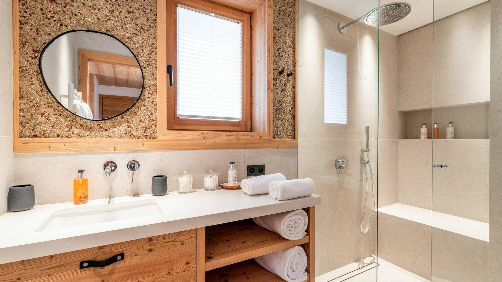 en suite bathroom with walk-in shower