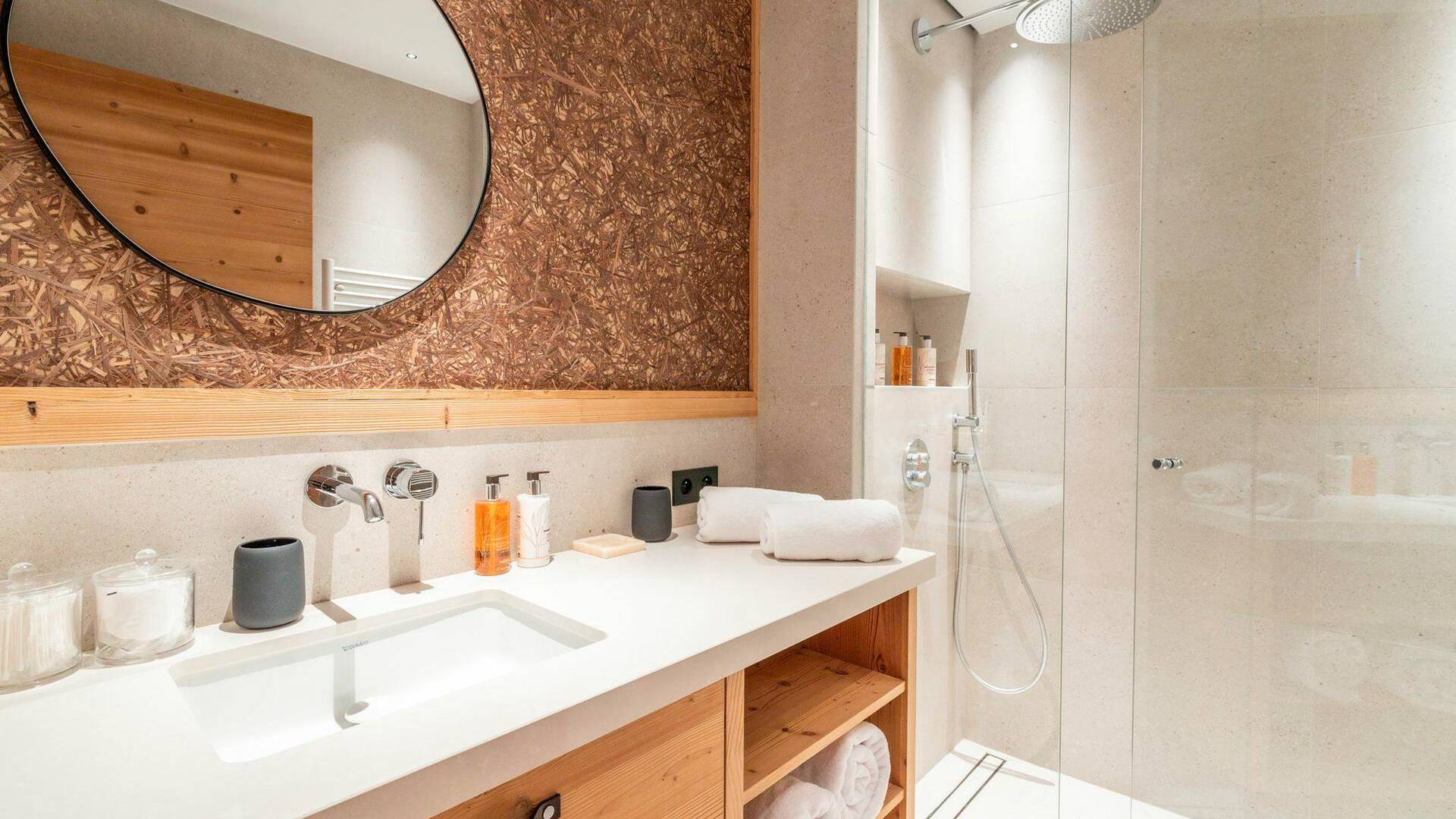 en suite bathroom with walk-in shower