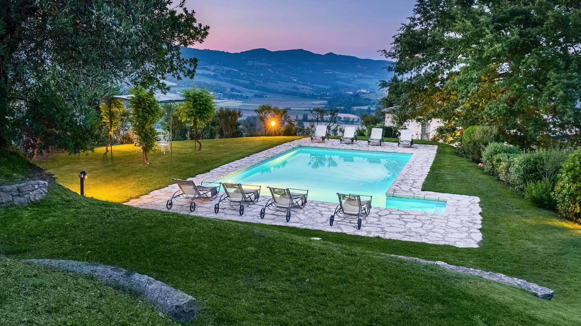 luxury family vacation villa Ada for weekly rentals in Umbria, Tuscany boarder