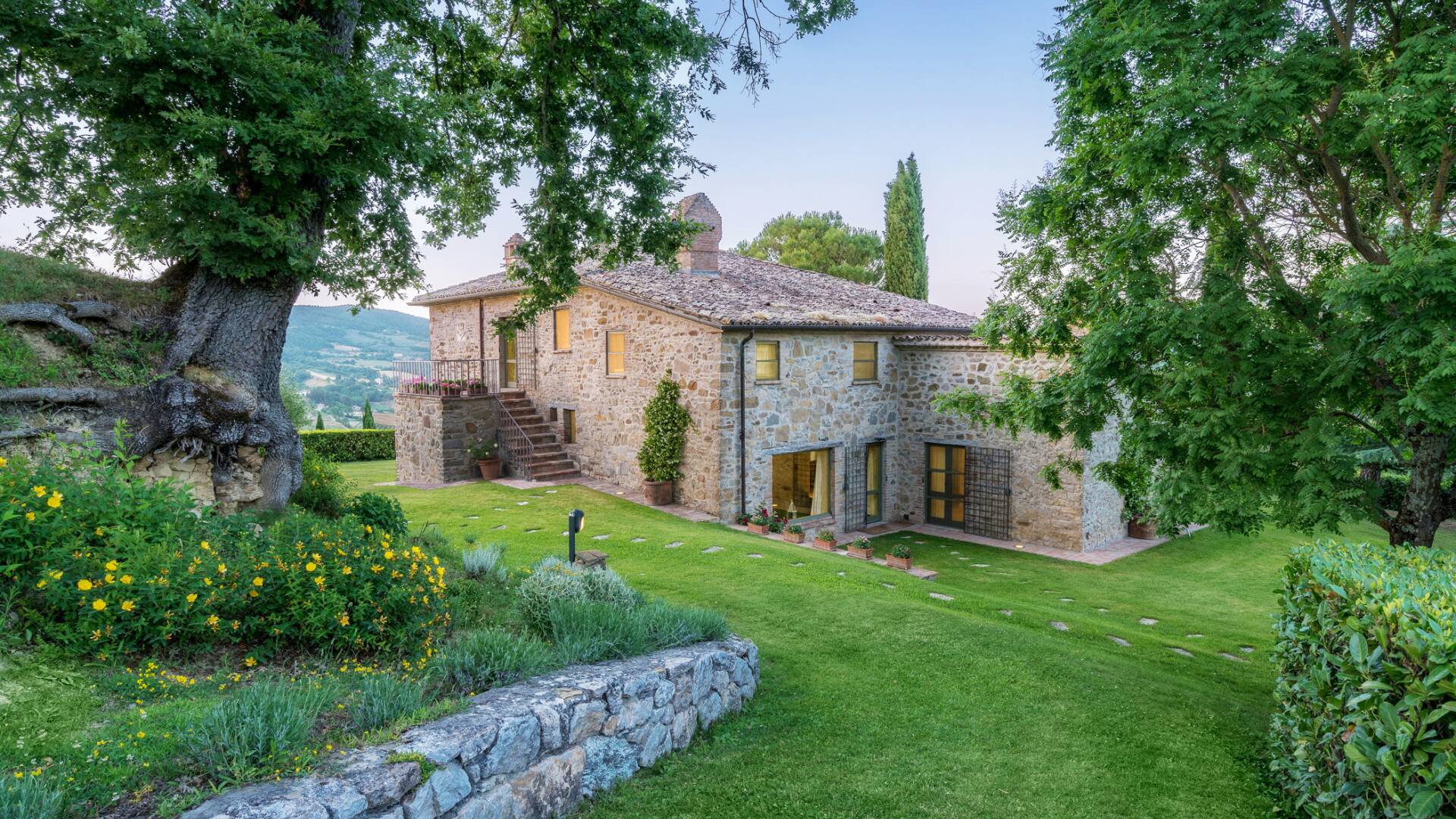 luxury vacation family villa for rent in Umbria, Tuscany boarder immersed in the countryside