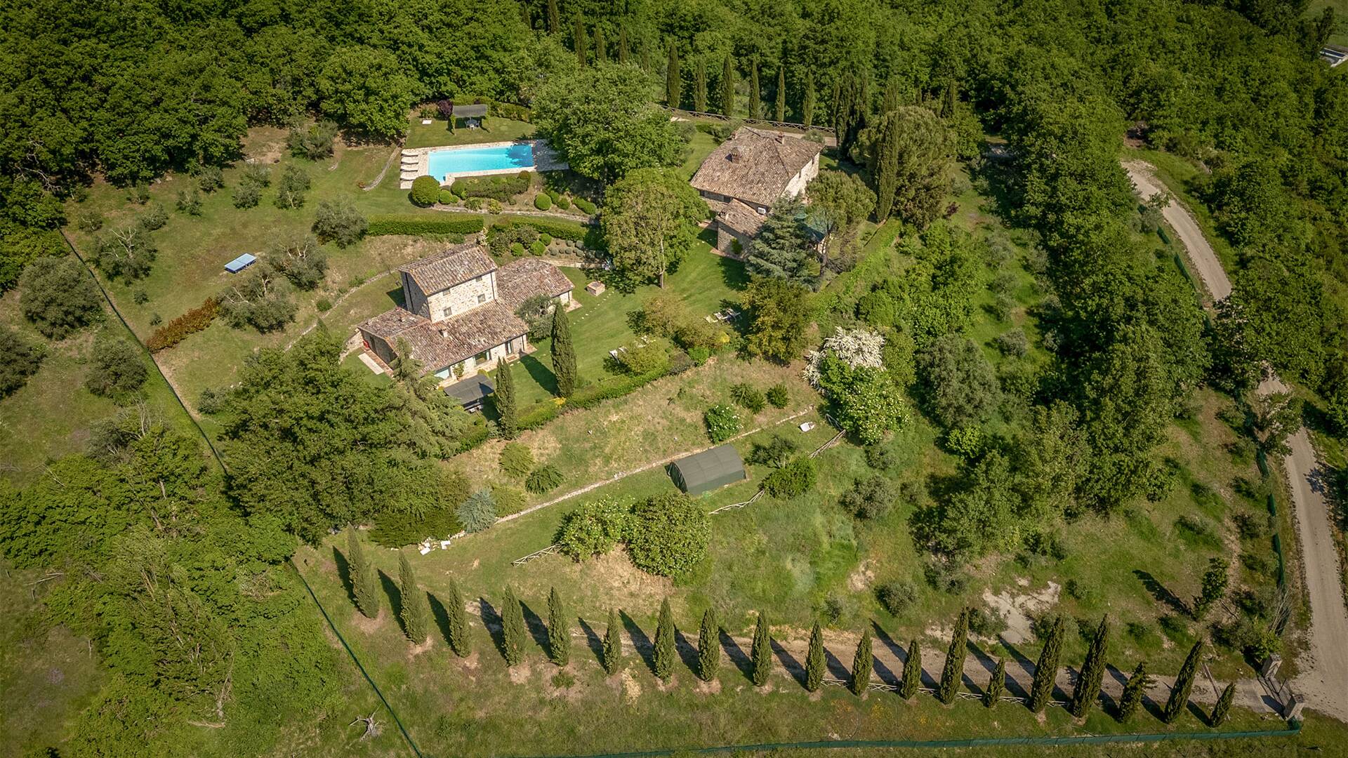 luxury vacation family villa for rent in Umbria, Tuscany boarder immersed in the countryside