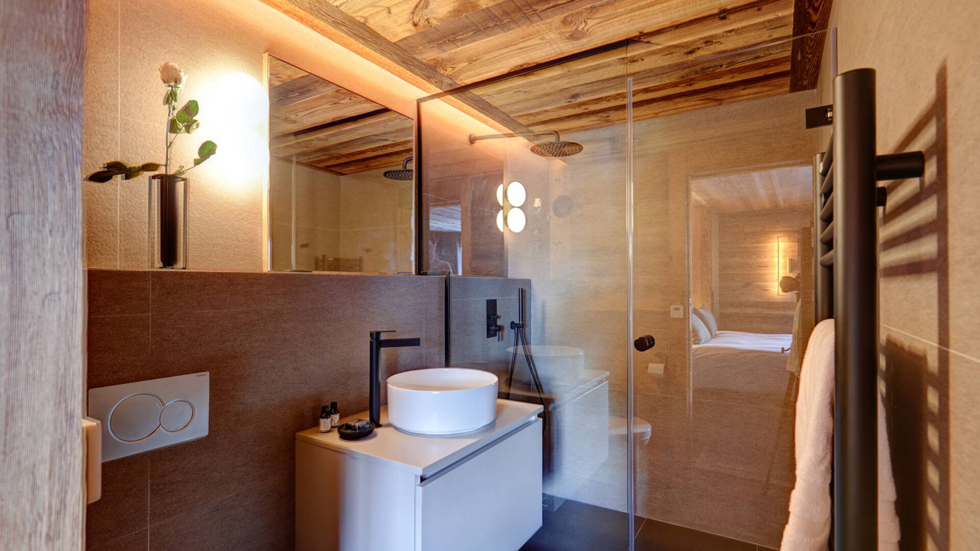 en suite bathroom with shower cabin