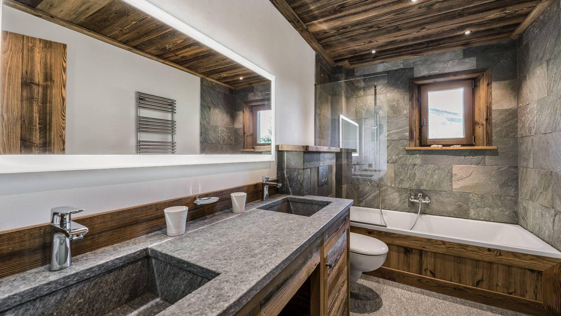 en suite bathroom with double lavabo and bath tub