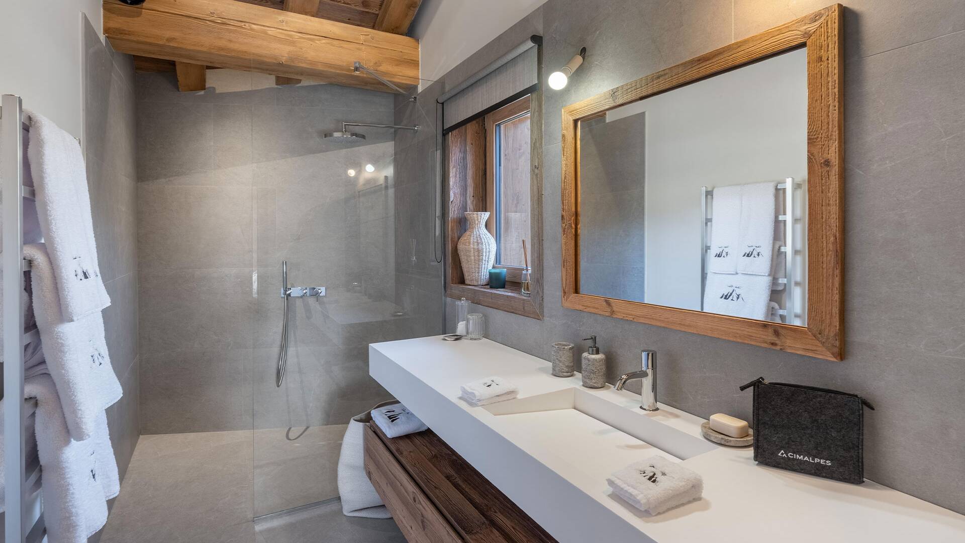 en suite bathroom with double lavabo and walk-in shower