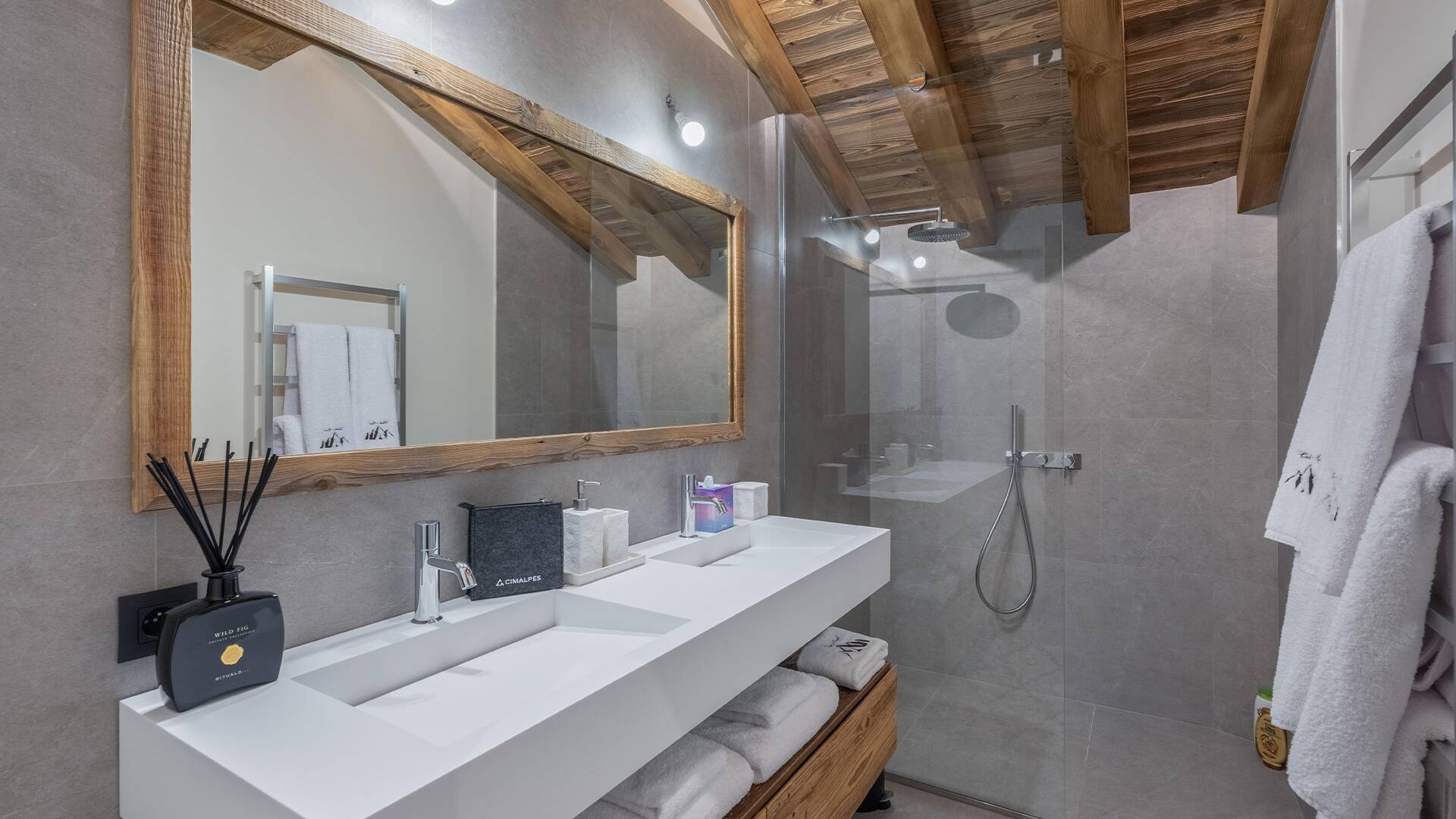 en suite bathroom with walk-in shower and double lavabo