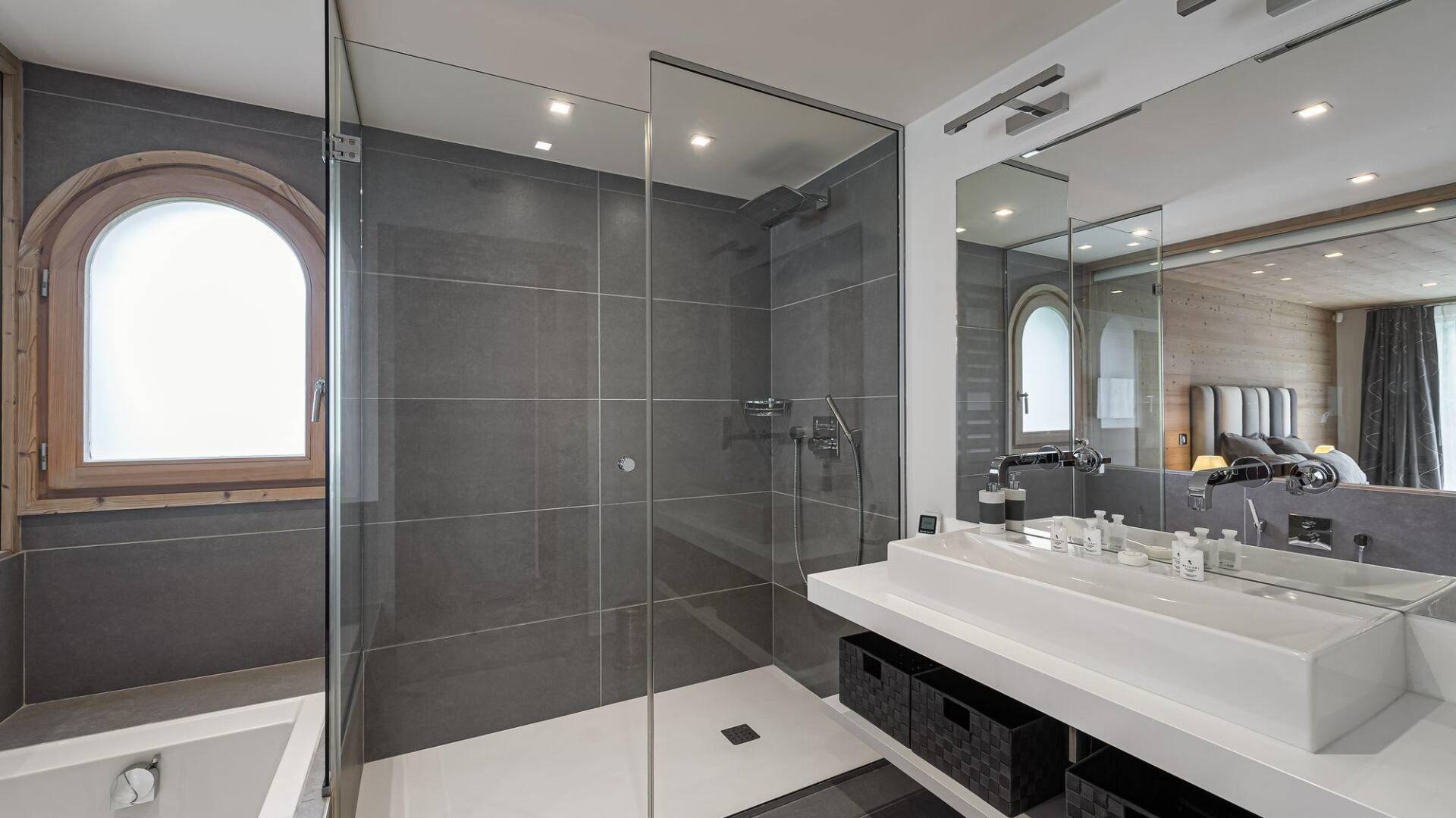 en suite bathroom with walk-in shower and bath tub