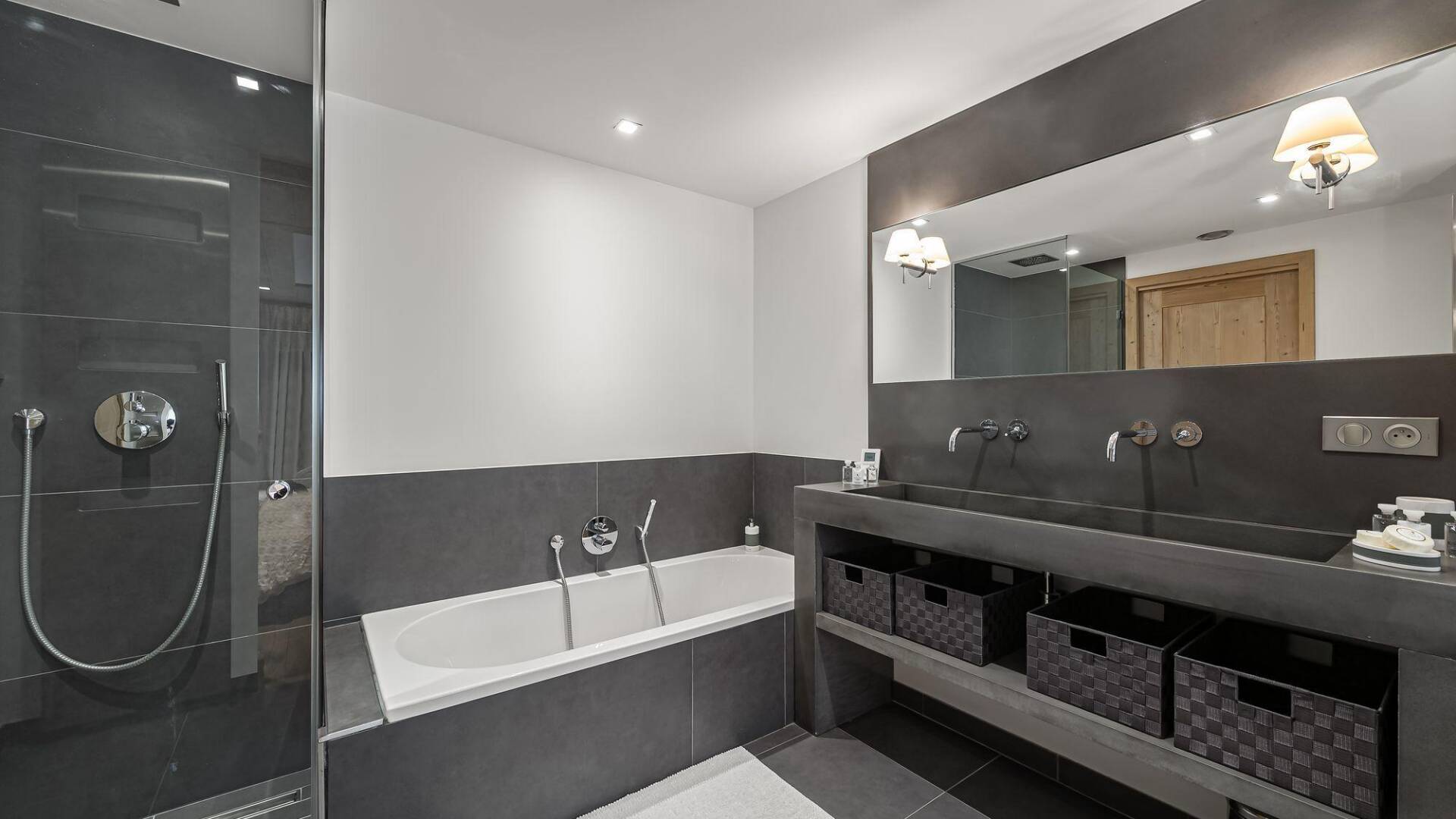 en suite double lavabo, bath tub and walk-in shower