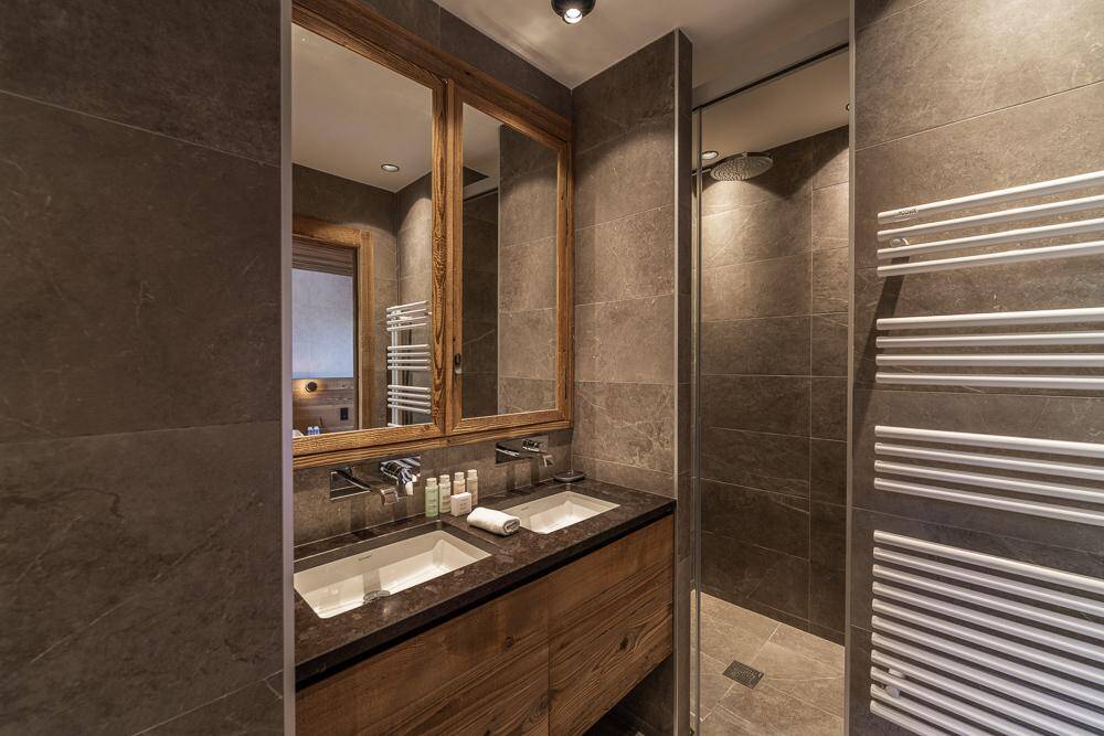 en suite bathroom with double lavabo and walk-in shower