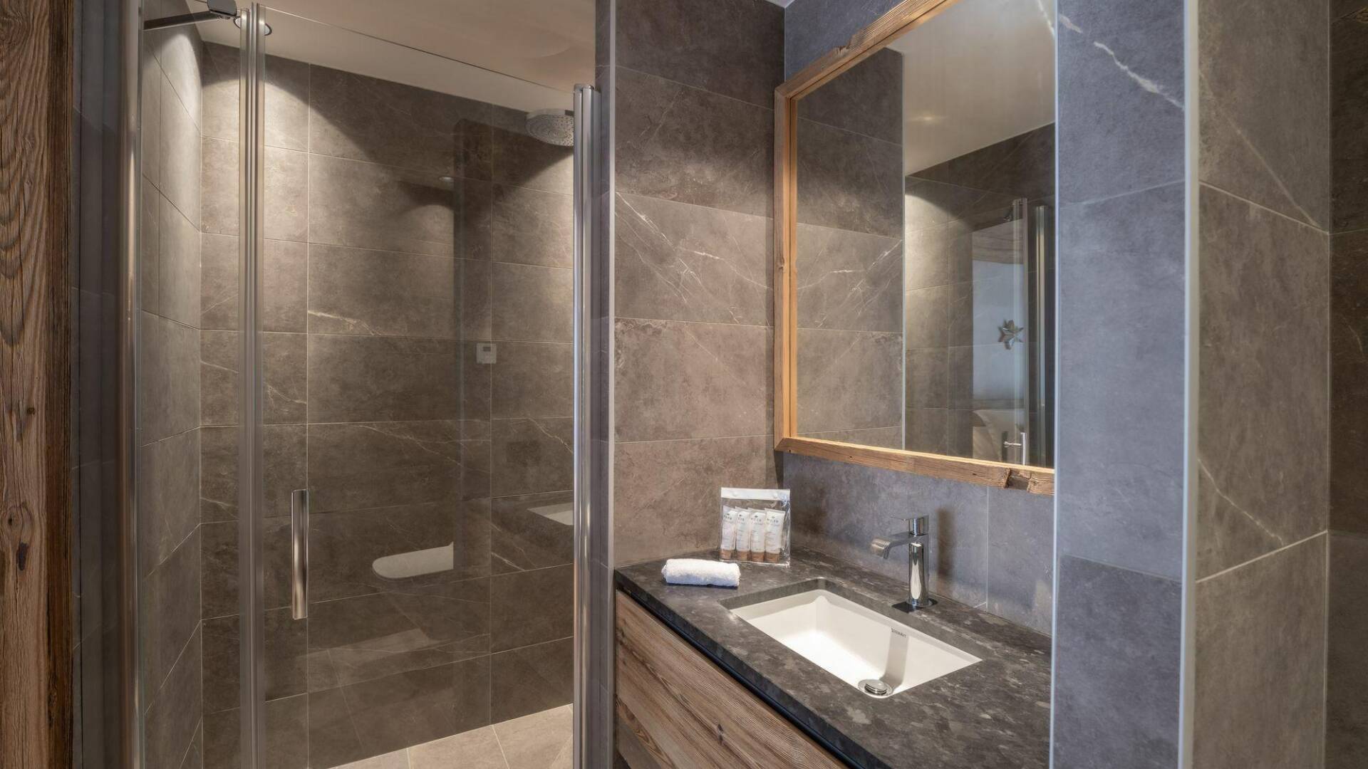en suite bathroom with large walk-in shower