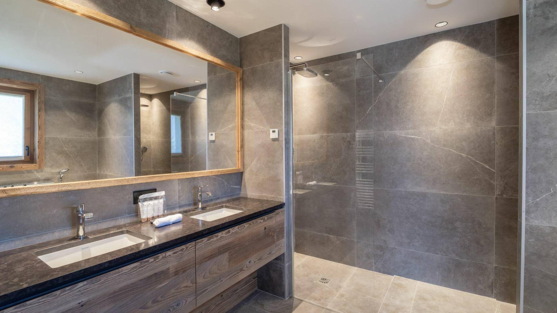 en suite bathroom with double lavabo and large walk-in shower
