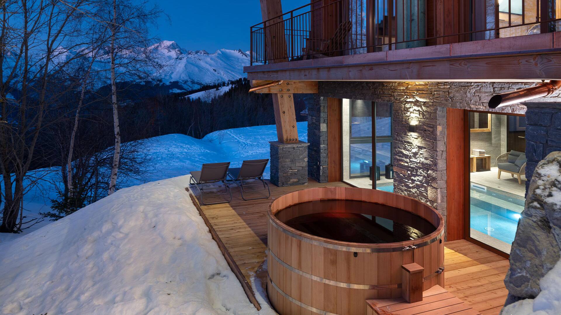 luxury outdoor Jacuzzi bath tub