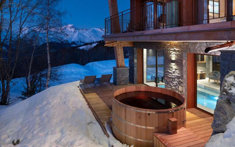 luxury outdoor Jacuzzi bath tub