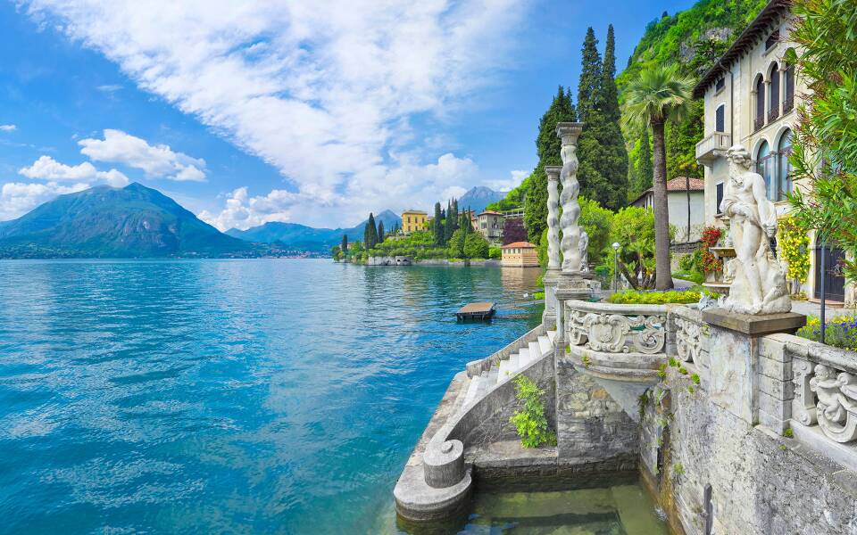 How deep is Lake Como